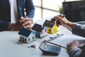 real estate agent Delivering sample homes to customers, mortgage loan contracts. Make a contract for